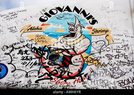 Giovanni graffiti-coperto furgone bianco è il più vecchio ed uno dei più noti carrelli adibiti alla pesca di gamberetti su Oahu North Shore Foto Stock