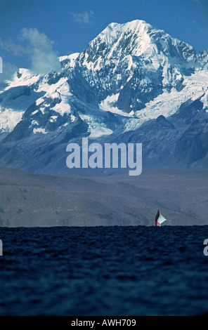 In barca a vela e la cordigliera boliviana come visto da un'isola della luna, il lago Titicaca, Bolivia Foto Stock