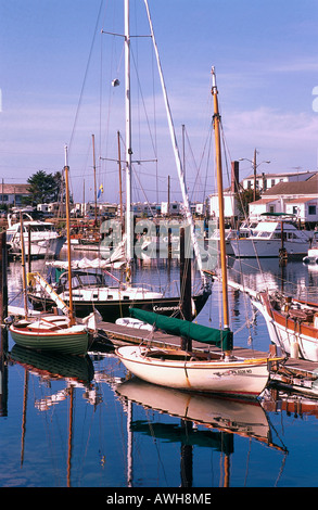 Stati Uniti d'America, Pacific Northwest, nello Stato di Washington, Port Townsend, punto Hudson Marina, barche a vela e yacht ormeggiati a pontili in legno Foto Stock