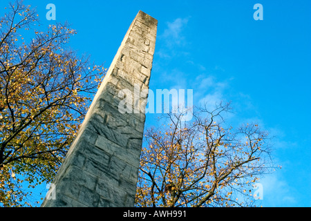 Obelisco eretto da Beau Nash in 1738 in onore di Federico Principe di Galles in Queen Square Bath Inghilterra Foto Stock