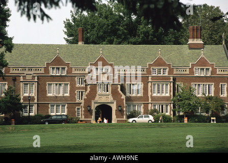 Stati Uniti d'America, Pacific Northwest, Oregon, Portland, Reed College Campus, facciata di mattoni Tudor edificio gotico del campus Foto Stock