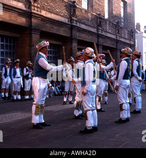 Morris uomini su maggio mattina a Oxford Inghilterra Foto Stock
