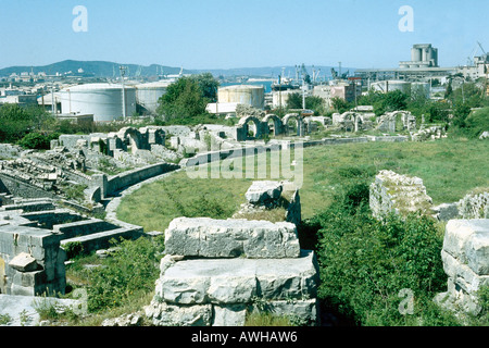 Croazia, Dalmazia, Salona, Anfiteatro, le rovine di una parte della tribuna inferiore affacciato sulla zona industriale Foto Stock