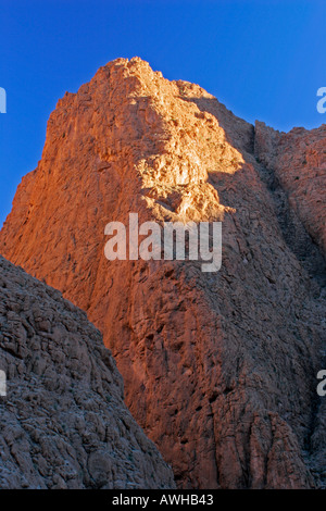 Marocco Marocco centrale Todra Gorge le impressionanti formazioni rocciose delle cime montuose che circondano il Todra Gorge Foto Stock