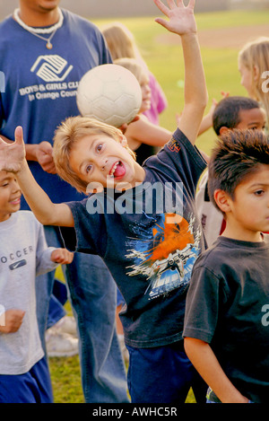 I membri dello staff a Garden Grove, California Club per ragazzi e ragazze lavorare con i bambini nel giorno in unità di cura e i bambini di età superiore a club sett Foto Stock