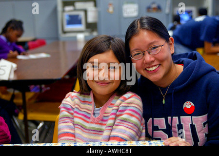 I membri dello staff a Garden Grove, California Club per ragazzi e ragazze lavorare con i bambini nel giorno in unità di cura e i bambini di età superiore nel club Foto Stock