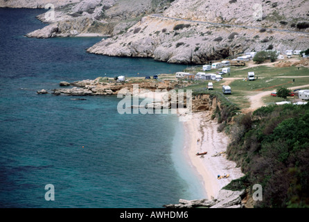 Croazia, Dalmazia, roulotte affacciato sulla tranquilla spiaggia sulla costa dalmata, vista in elevazione Foto Stock