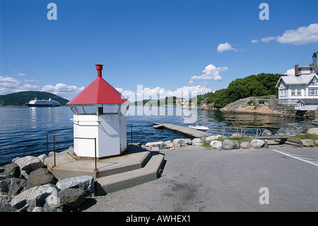 Norvegia, Oslofjorden, Drobak, piccolo faro sulla riva del punto più stretto del fiordo, a sud di Oslo, Foto Stock