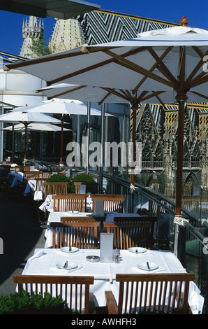 Austria, Vienna, Stephansplatz 12, Do & Co tavoli all aperto impostato per il pranzo Foto Stock