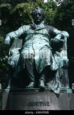 Austria, Vienna, Goethe monumento (1900), la statua in bronzo sulla base massiccia, creato da Edmund Hellmer Foto Stock