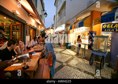 Una serata tipica scena di strada in Alvor sul Portogallo s costa Algarve. Foto Stock