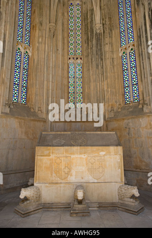 Una delle numerose tombe nelle cappelle incompiuta al Monastero di Batalha Portogallo. Foto Stock