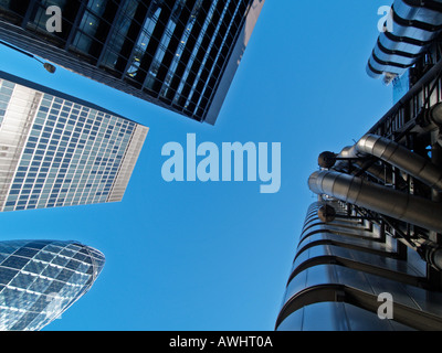 Cercando nel distretto finanziario con Lloyds building e il Gherkin visibile Londra Regno Unito il cielo è il limite Foto Stock