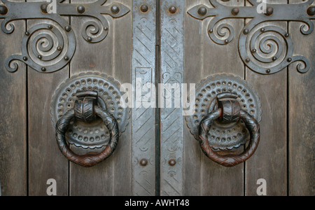 Il ferro battuto maniglie di porte cerniere e rivestimento sullo sportello anteriore principale della cattedrale di Lisbona Portogallo Foto Stock