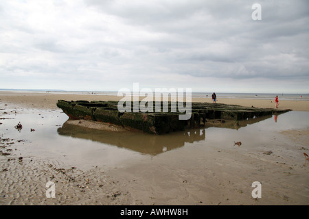 La vista lungo la Utah Beach (uscita 2 area) con un Mulberry remenent a bassa marea in Normandia. Foto Stock