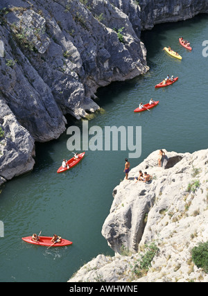 Vista aerea canoa estivo roccioso francese Herault fiume gola spettatori sulle rocce sopra Saint Guilhem le Désert Hérault Occitanie sud di Francia Foto Stock