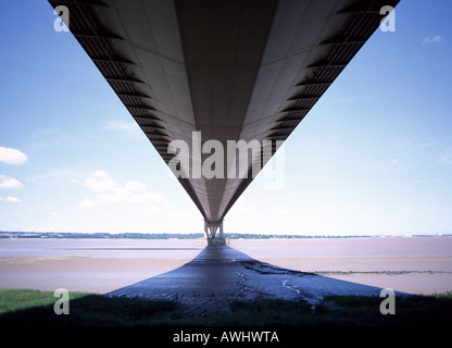 Guardando verso l'alto sotto il punto di riferimento A15 road Humber sospensione campate del ponte Humber Estuary in Barton upon Humber Lincolnshire a Hessle Hull Foto Stock