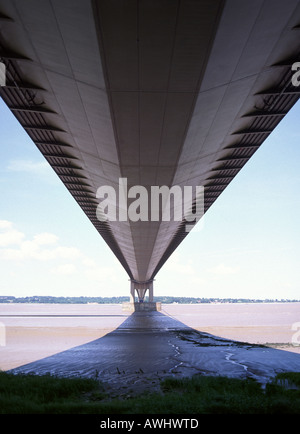 Guardando verso l'alto sotto il punto di riferimento A15 road Humber sospensione campate del ponte Humber Estuary in Barton upon Humber Lincolnshire a Hessle Hull Foto Stock