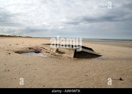 La vista lungo la Utah Beach (uscita 2 area) con un Mulberry remenent a bassa marea in Normandia. Foto Stock