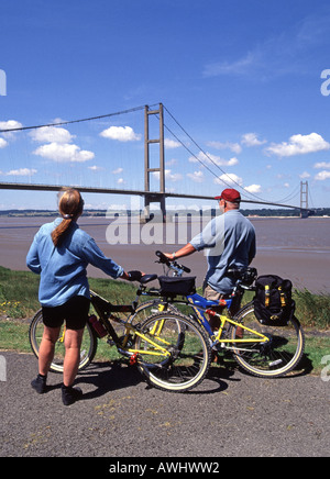 Escursioni in bicicletta accanto al punto di riferimento A15 road Humber sospensione campate del ponte Humber Estuary da Barton upon Humber Lincolnshire verso East Riding of Yorkshire Foto Stock