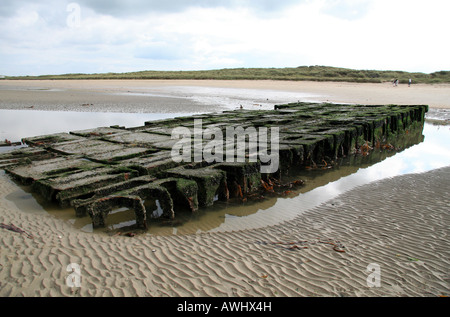 La vista lungo la Utah Beach (uscita 2 area) con un Mulberry remenent a bassa marea in Normandia. Foto Stock