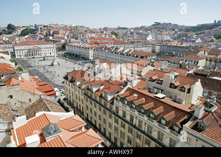 Lisbona quartiere Baixa che mostra la Piazza Rossio noto anche come moto di rollio Square. Foto Stock