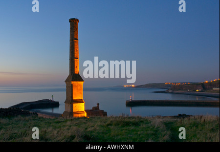 Il candelabro, illuminate a giorno al crepuscolo e si affaccia sul porto e marina di Whitehaven, Cumbria, England Regno Unito Foto Stock