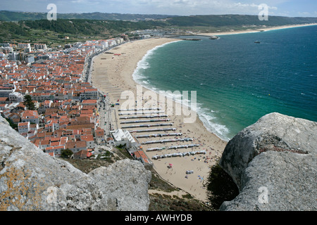 Una vista a volo di uccello del le ampie spiagge presso il resort costiero città di Nazaré sul Portogallo's Atlantic Seaboard. Foto Stock