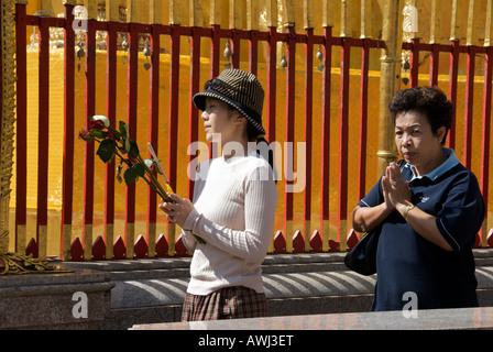 Due donne Wat Phra That Doi Suthep Chiang Mai Thailandia Foto Stock