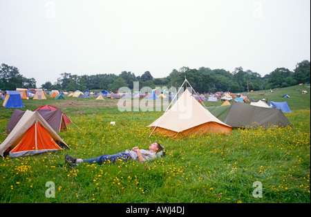 Festaioli a dormire al Glastonbury Pilton Somerset UK Foto Stock