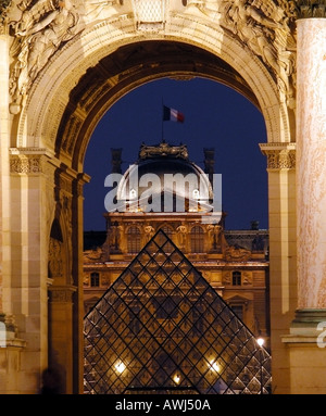 Paris Arc de triomphe du Carrousel e IM Pei la piramide di vetro del Louvre cortile Foto Stock