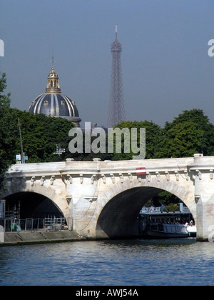 Francia Paris Pont Neuf con vista della Torre Eiffel e la cupola del College de France a distanza Foto Stock