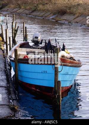 Danimarca Jutland blu piccola barca fisching mored nel canal Foto Stock