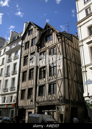 Queste sono le ultime case medievali ancora in piedi in Parigi Francia Foto Stock