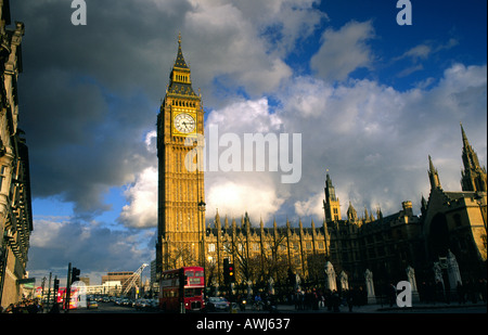Il Big Ben e il Palazzo di Westminster nel tardo pomeriggio di sole con un drammatico cielo nuvoloso London REGNO UNITO Foto Stock