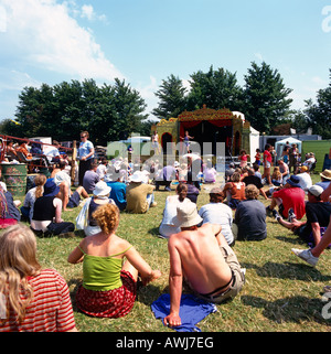 I giovani al festival di Glastonbury Somerset REGNO UNITO Europa Foto Stock