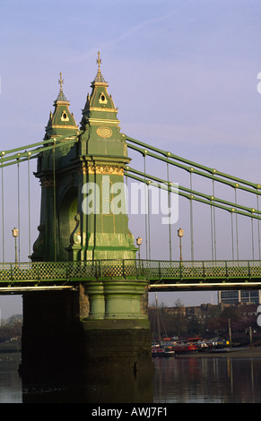 Hammersmith Bridge attraversamento fluviale nella zona ovest di Londra, Regno Unito Foto Stock