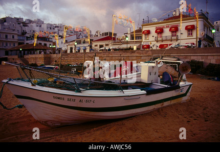 Barche da pesca sulla spiaggia, Albufeira Algarve Foto Stock