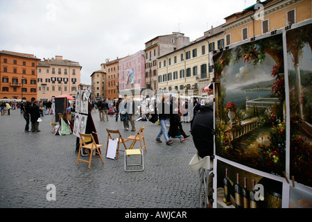 Dipinti di vedute di Roma sul display in Piazza Navona a Roma Foto Stock