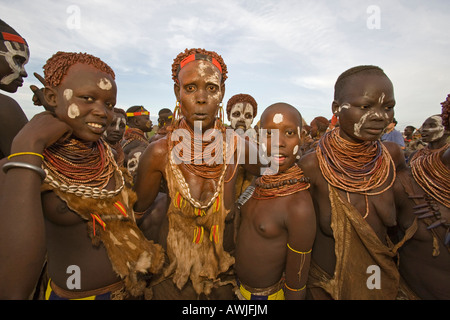 Le donne della tribù Karo ad un ballo a Dus, Omo River Valley, Etiopia Foto Stock