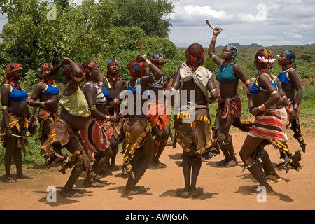 Le donne della tribù Hamer danza prima un toro salta quando essi sono frustati, Omo River Valley, Dimeka, Etiopia Foto Stock