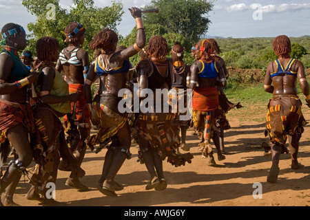 Le donne della tribù Hamer danza prima un toro salta quando essi sono frustati, Omo River Valley, Etiopia Foto Stock