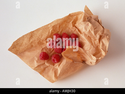 Lamponi su carta marrone, close-up Foto Stock