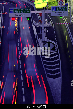 Luce sfocata percorsi su strada trafficata, Francia Foto Stock