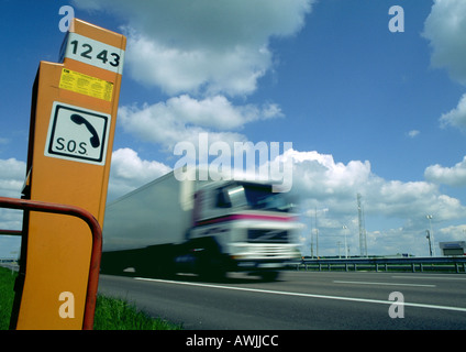 In rapido movimento di carrello su autostrada Foto Stock