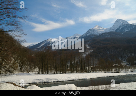 Mountain View su una giornata invernale a Sochi, Krasnaya Polyana (rosso Glade) Foto Stock