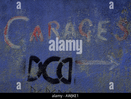 Garages tipo dipinta sulla parete blu. Foto Stock