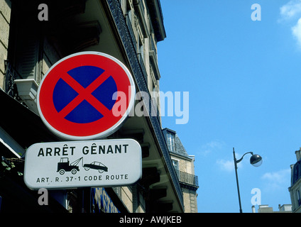 Nessun parcheggio strada segno in francese Foto Stock