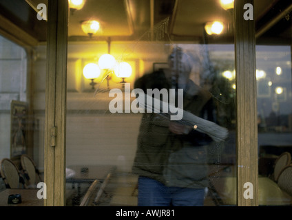 Lavavetro del finestrino windows lavaggio interno cafe Foto Stock