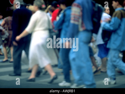 Folla su crosswalk, vista laterale, sfocato Foto Stock